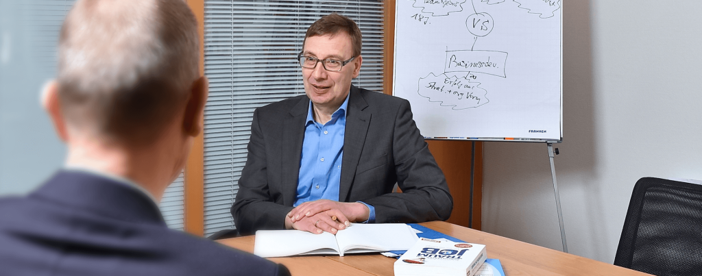 Carsten Pählke mit er einer Führungskraft während eines Business-Coachings